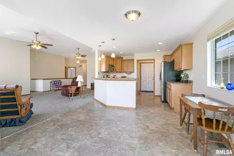 607 E Iowa St, Eldridge, IA 52748 photo 9