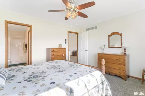 607 E Iowa St, Eldridge, IA 52748 photo 16