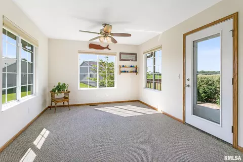 607 E Iowa St, Eldridge, IA 52748 photo 14