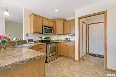 607 E Iowa St, Eldridge, IA 52748 photo 12