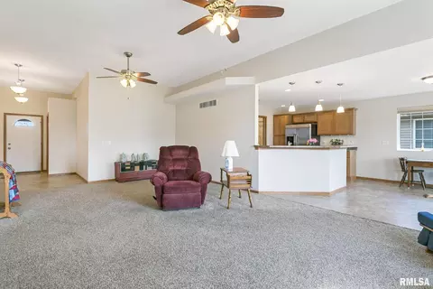 607 E Iowa St, Eldridge, IA 52748 photo 5