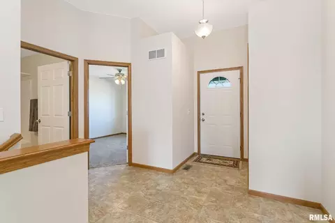 607 E Iowa St, Eldridge, IA 52748 photo 3