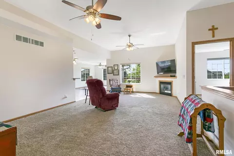 607 E Iowa St, Eldridge, IA 52748 photo 8