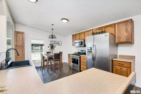 1026 12th St, Silvis, IL 61282 photo 6