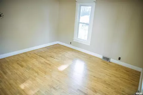 107 W Maple St, Ursa, IL 62376 photo 5