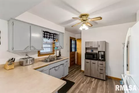 1405 10th St, Silvis, IL 61282 photo 11