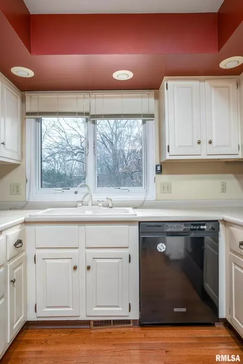 2823 2nd St, Moline, IL 61265 photo 11