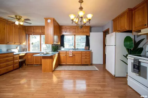 1019 12th St, Silvis, IL 61282 photo 9