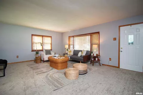 1019 12th St, Silvis, IL 61282 photo 2
