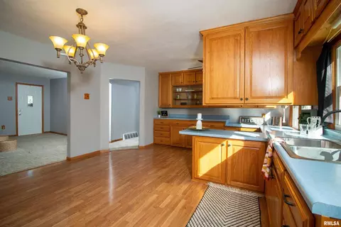 1019 12th St, Silvis, IL 61282 photo 5