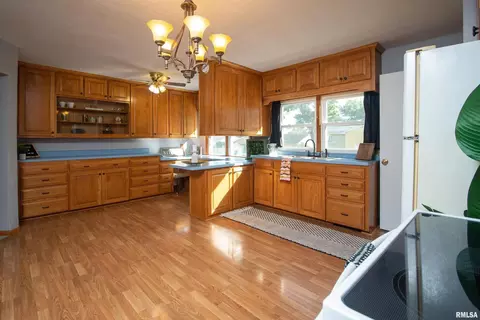 1019 12th St, Silvis, IL 61282 photo 10