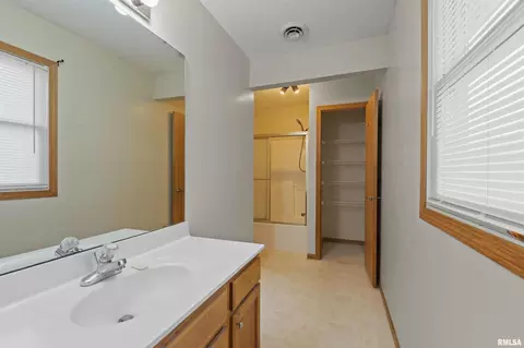 1809 13th St, Silvis, IL 61282 photo 16