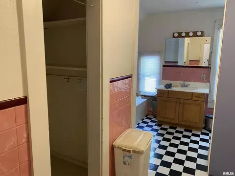 208 E Oak St, Kewanee, IL 61443 photo 10