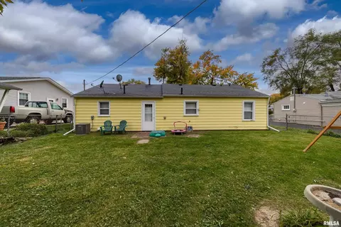 2410 48th St, Moline, IL 61265 photo 10