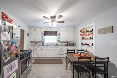 2410 48th St, Moline, IL 61265 photo 3
