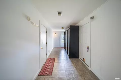 2410 48th St, Moline, IL 61265 photo 8