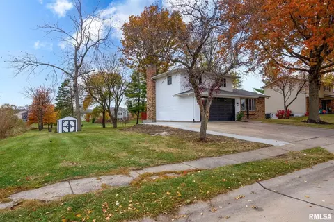 404 S 8th St, Eldridge, IA 52748 photo 2