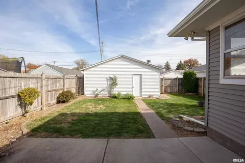 2412 32nd St, Moline, IL 61265 photo 6