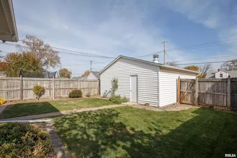 2412 32nd St, Moline, IL 61265 photo 3