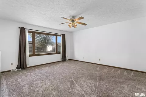 4620 47th St, Moline, IL 61265 photo 4