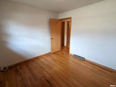 1221 10th St, Silvis, IL 61282 photo 8