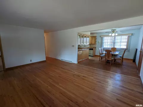 1221 10th St, Silvis, IL 61282 photo 4
