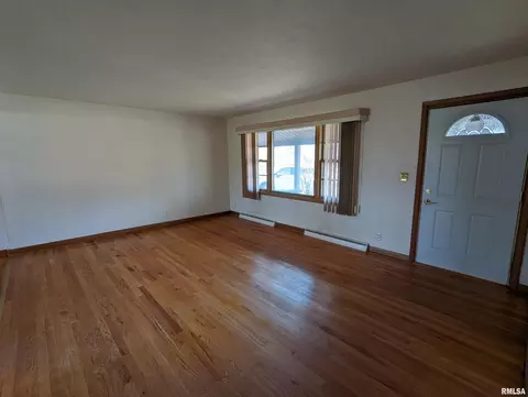1221 10th St, Silvis, IL 61282 photo 2