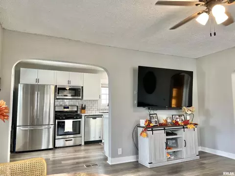 2105 4th St, Moline, IL 61265 photo 7