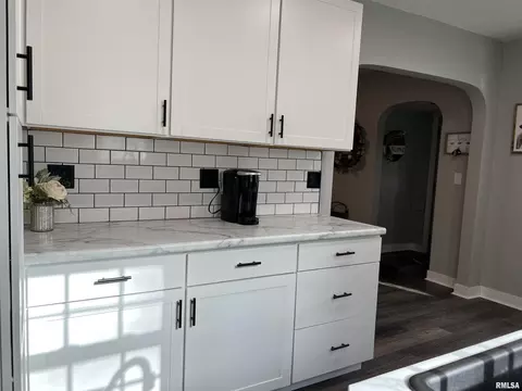 2105 4th St, Moline, IL 61265 photo 5