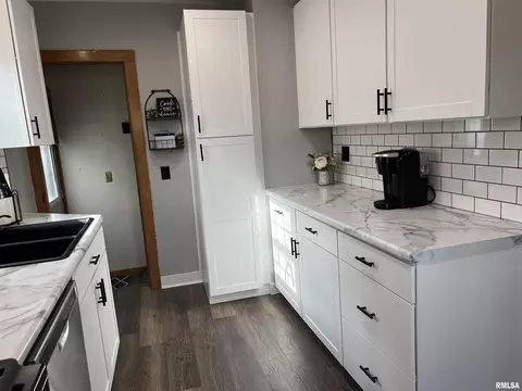 2105 4th St, Moline, IL 61265 photo 6