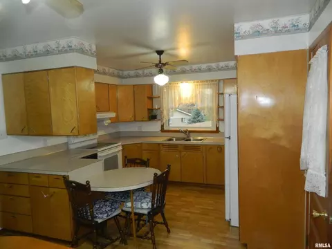 403 Badger Ct, Morrison, IL 61270 photo 4