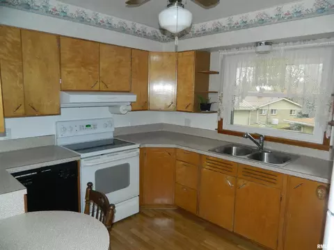 403 Badger Ct, Morrison, IL 61270 photo 5