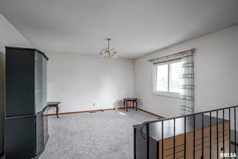 5009 44th Avenue Ct, Moline, IL 61265 photo 6