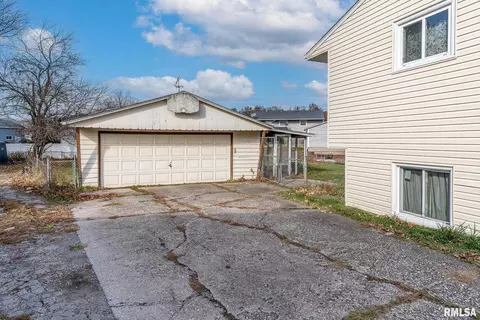 5009 44th Avenue Ct, Moline, IL 61265 photo 2