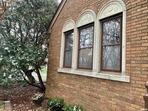 2534 28th St, Moline, IL 61265 photo 3