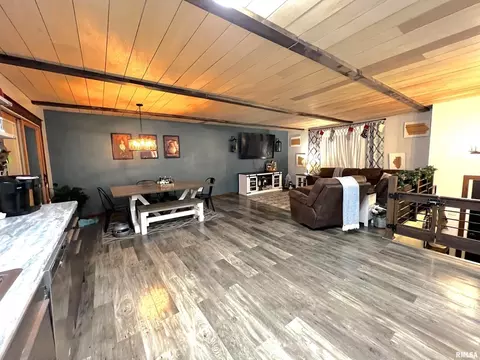 10 Hillside Ct, Eldridge, IA 52748 photo 3
