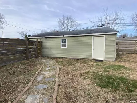 611 W Sylvester Ave, Christopher, IL 62822 photo 2