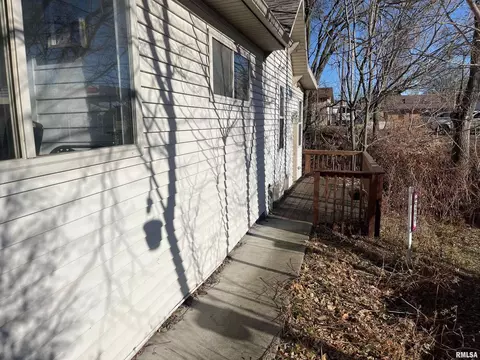 1846 1st St, Moline, IL 61265 photo 4