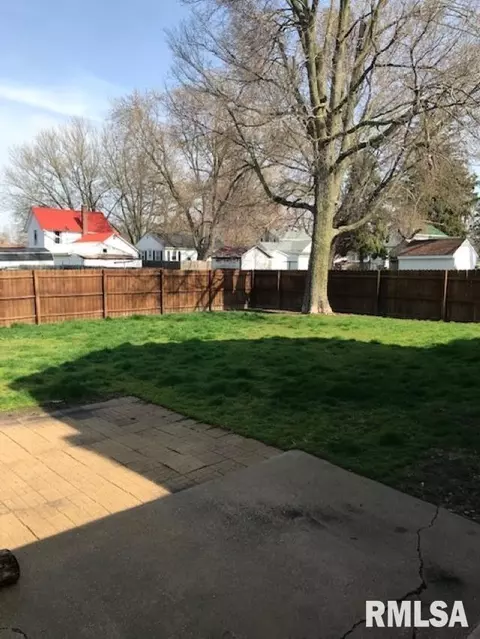 409 S Genesee St, Morrison, IL 61270 photo 2