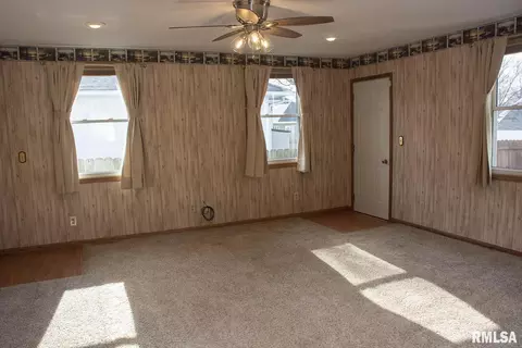 409 S Genesee St, Morrison, IL 61270 photo 9