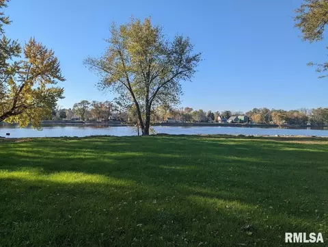 3730 N Shore Dr, Moline, IL 61265
