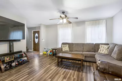 621 18th St, Silvis, IL 61282 photo 5
