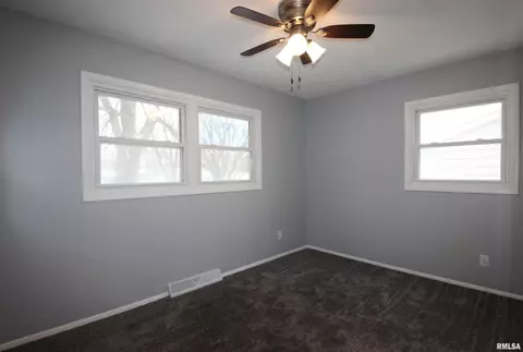 612 S 4th St, Eldridge, IA 52748 photo 9