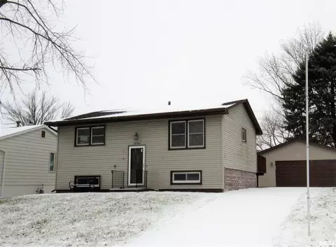 612 S 4th St, Eldridge, IA 52748 photo 1