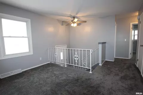 612 S 4th St, Eldridge, IA 52748 photo 4