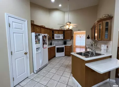 600 Legacy Dr, Herrin, IL 62948 photo 4
