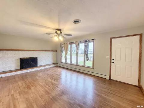 607 3rd St, Sherrard, IL 61281 photo 2