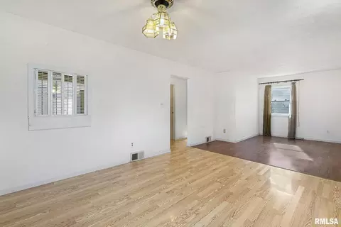 411 15th St, Silvis, IL 61282 photo 4