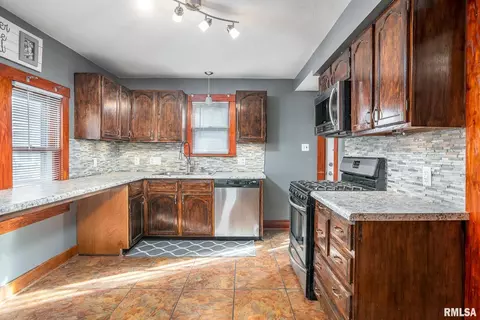1206 3rd St, Silvis, IL 61282 photo 10