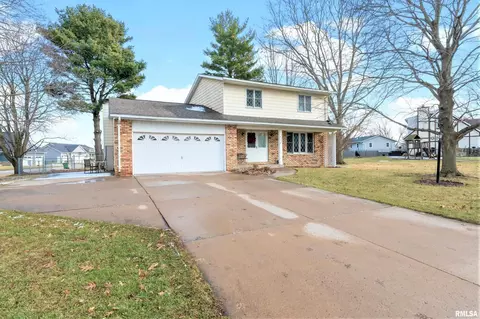 212 Blackhawk Dr, Eldridge, IA 52748 photo 1